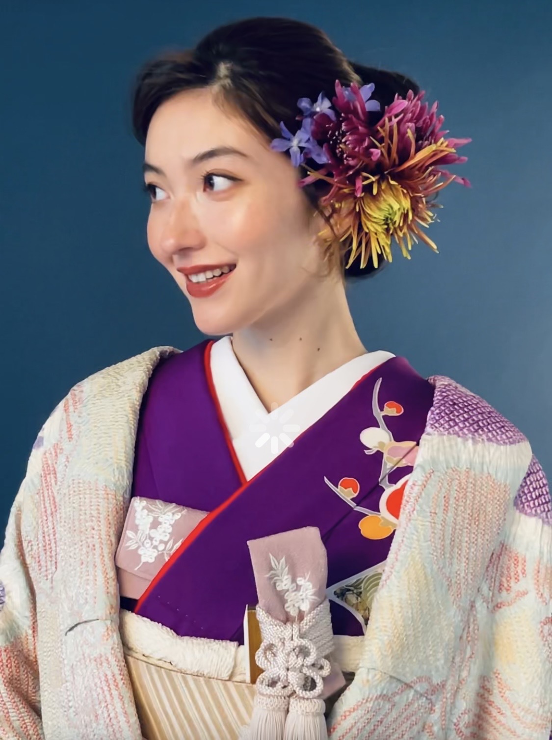 和装のヘアメイク（紫の着物に生花）