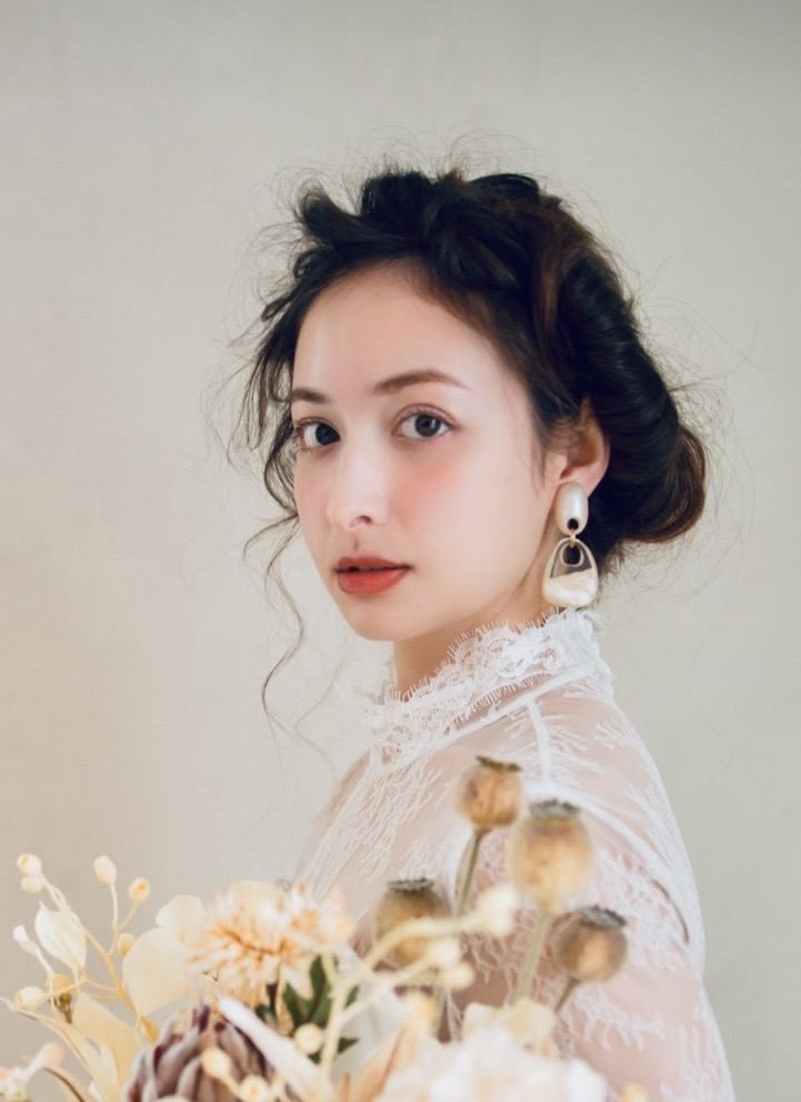 白いレースのドレスのヘアメイク