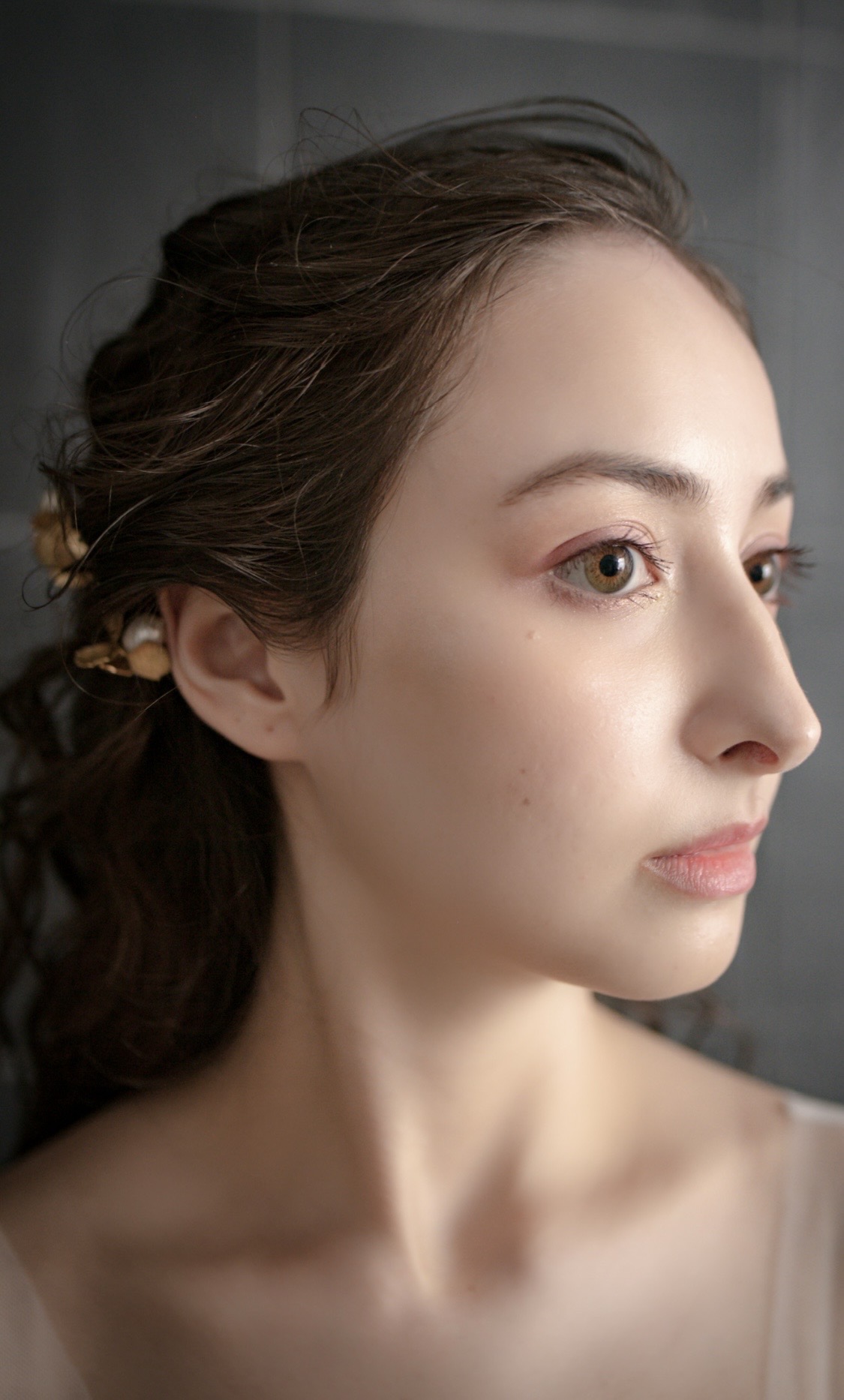 洋装のヘアメイク（寄り）