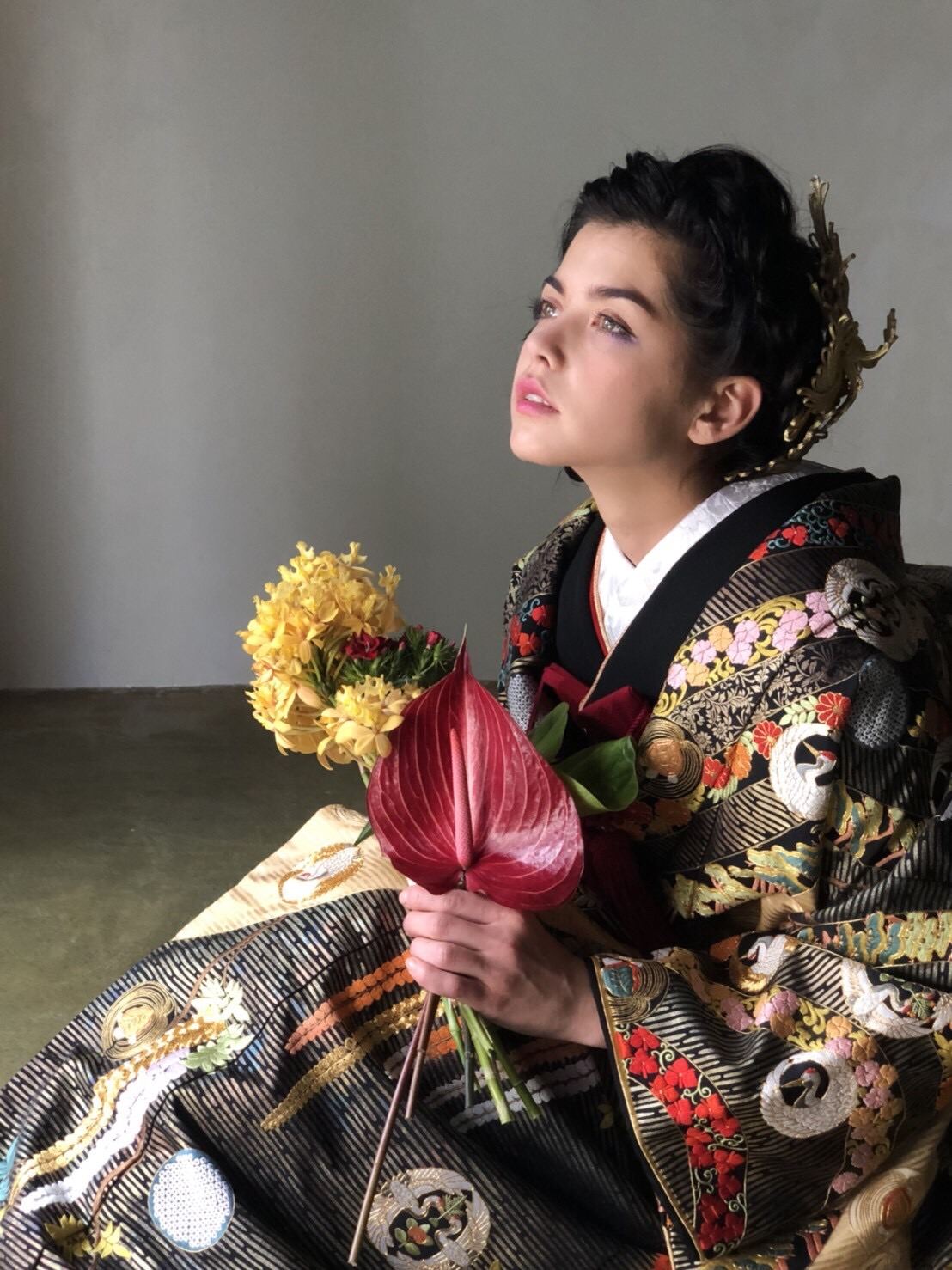 黒の引き振袖に金の簪を合わせたヘアメイク