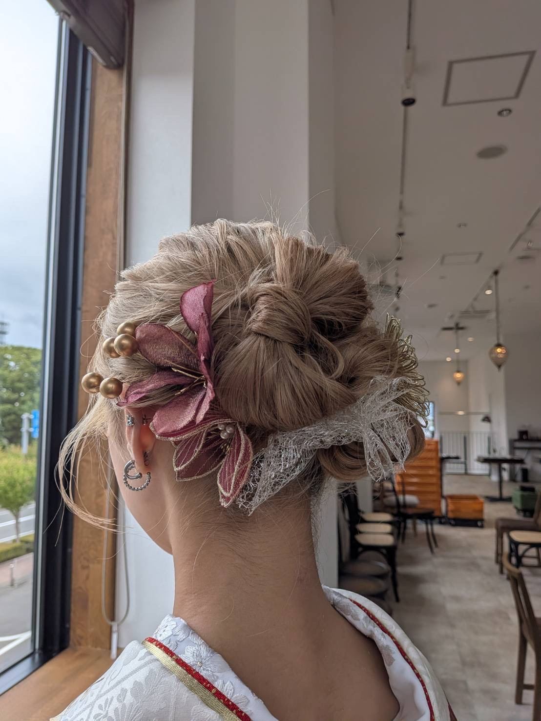 髪飾りを添えたヘアスタイル