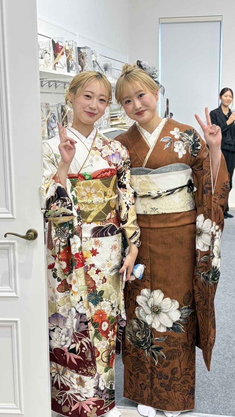 白地と茶地の振袖